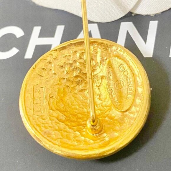 CHANEL CC Logos Studs Round Brooch Gold Tone 1122 Pin Auth #8142 - Picture 4 of 4
